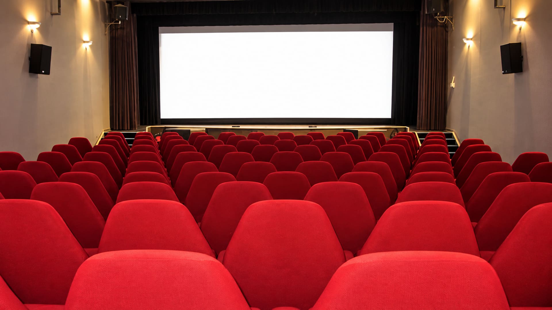 La salle vue depuis les fauteuils, face à l’écran