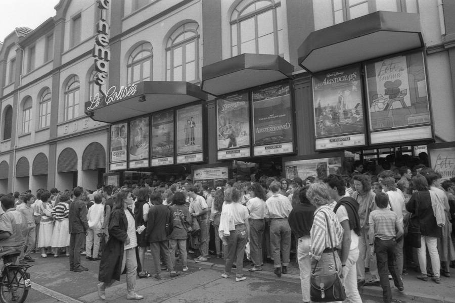 Foule devant Le Colisée à Colmar, fin des années 1980
