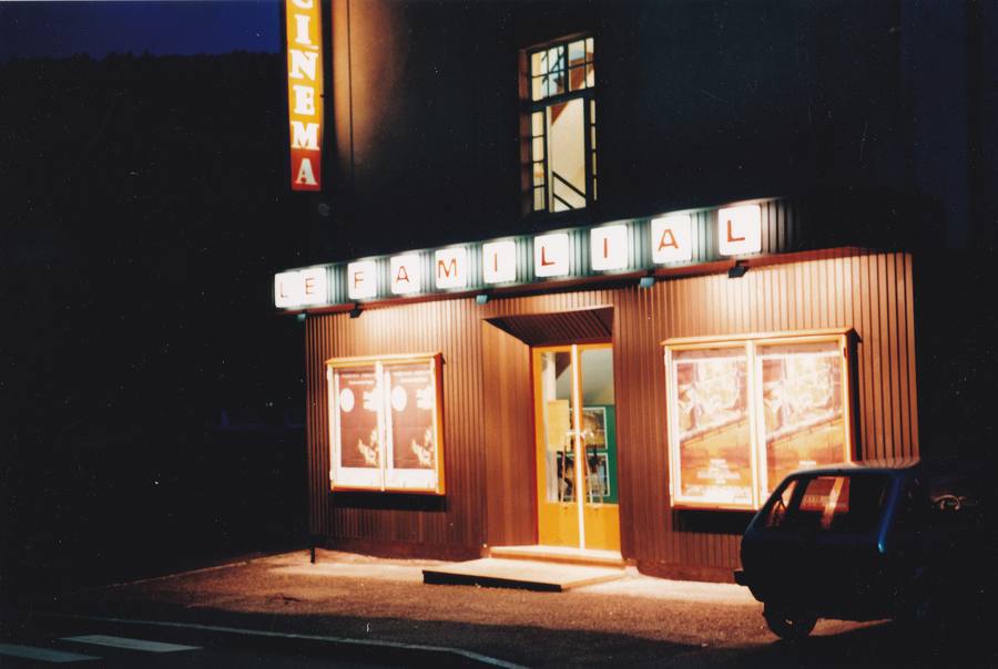 Façade du Cinéma Familial de nuit, après les travaux