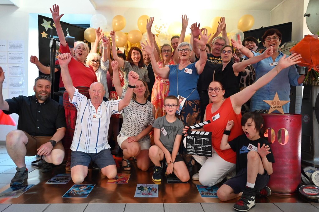 Célébration des 100 ans du Cercle avec bénévoles, spectateurs et clap de cinéma